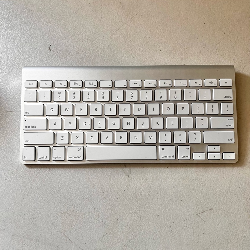 Original Apple Magic Keyboard (1) Bluetooth Wireless Model A1314 *Genuine Apple* - Picture 1 of 5
